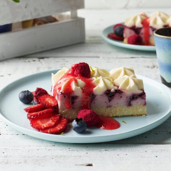 Cheesecake, Mixed Berry Cream Tray 1.35kg Sara Lee