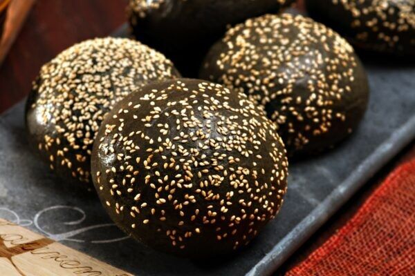 LR PB2155 Charcoal Brioche Burger Roll Sesame Seed 65x90gm Laurent (H)