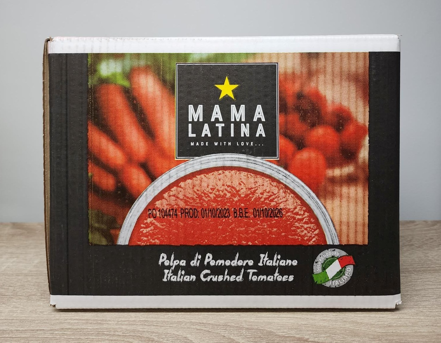 A versatile bulk pack of crushed tomato polpa ideal for professional and high-volume kitchens. This 10 kg pack of Mama Latina crushed tomatoes delivers a consistent, spoonable texture that’s great for sauces, soups, stews, pizzas and pasta bases. Ready-to-use tomato pulp speeds prep time and helps maintain uniform flavour across large batches. Suitable for vegan and gluten-free diets. Packaged for foodservice use, it’s designed for easy portioning and economical recipe scaling. Once opened, transfer leftovers to a sealed container and refrigerate. Use as a base for classic tomato sauce, slow-cooked ragù, or chunky vegetable stews — a pantry staple for cafés, restaurants and catering operations seeking a reliable tomato foundation.